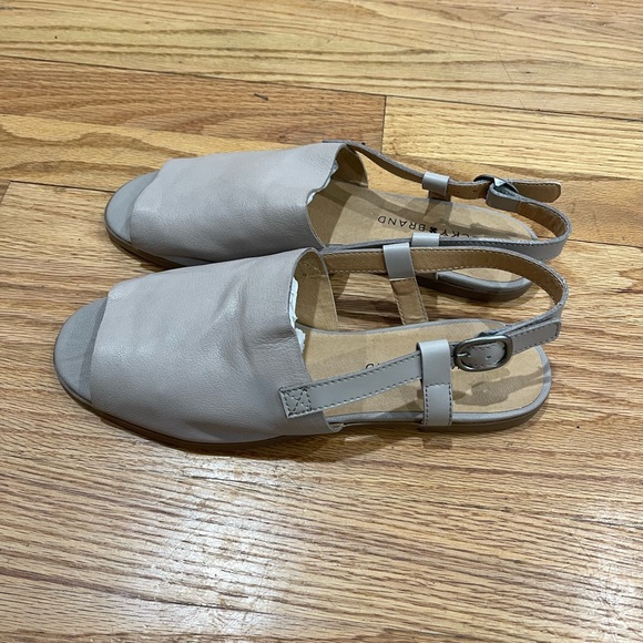 Lucky Brand CAMPBELL light Beige Taupe Leather Peep Toe Flat sling back size 8 - Picture 10 of 15
